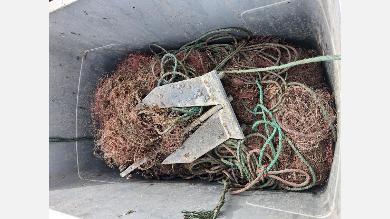 Le filet une fois remonté à bord du bateau de Laurent avec une des ancres qui le lestait 