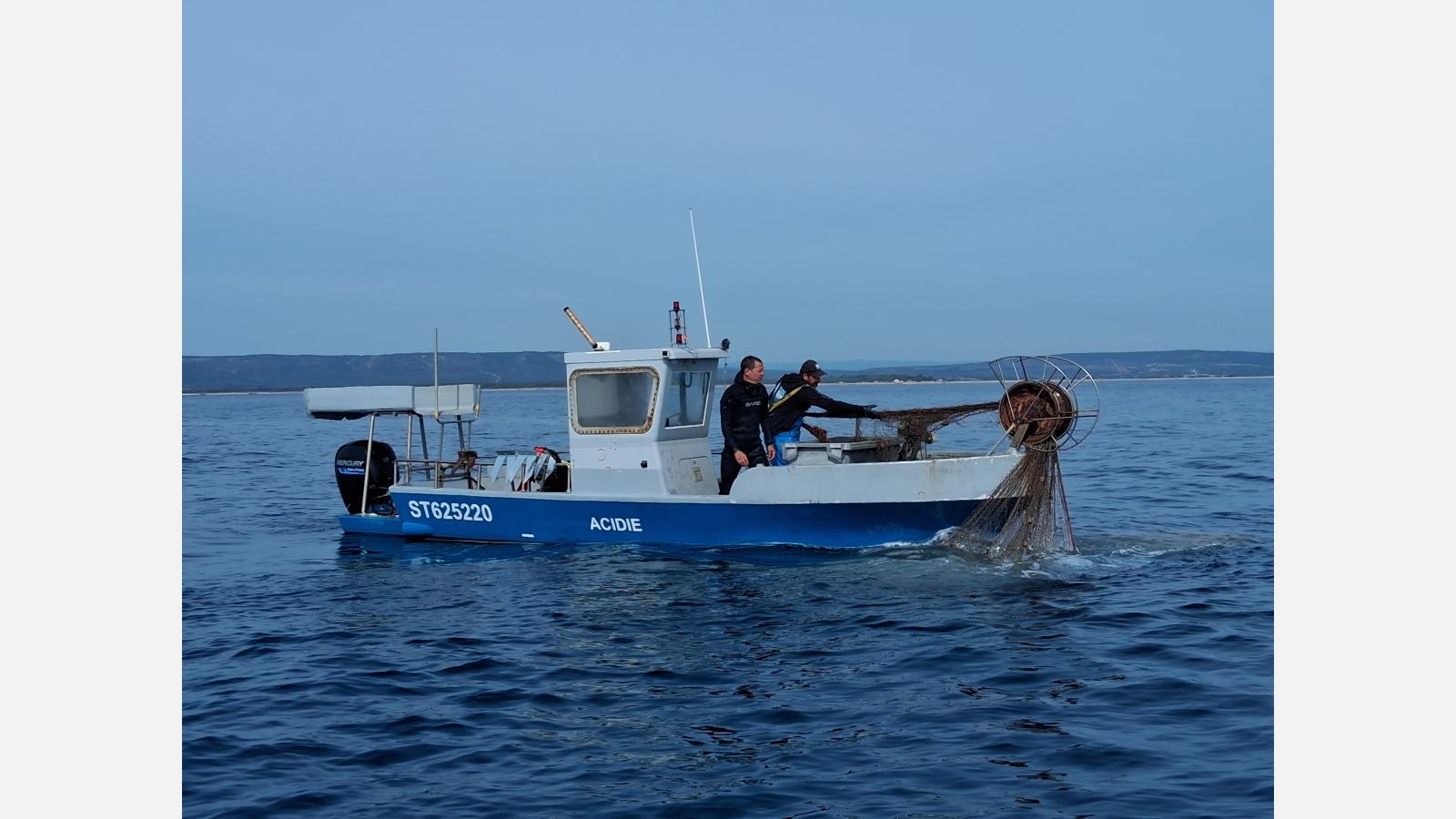 Jean et Laurent en train de relever le filet (c) Entente du Golfe d'Aigues-Mortes