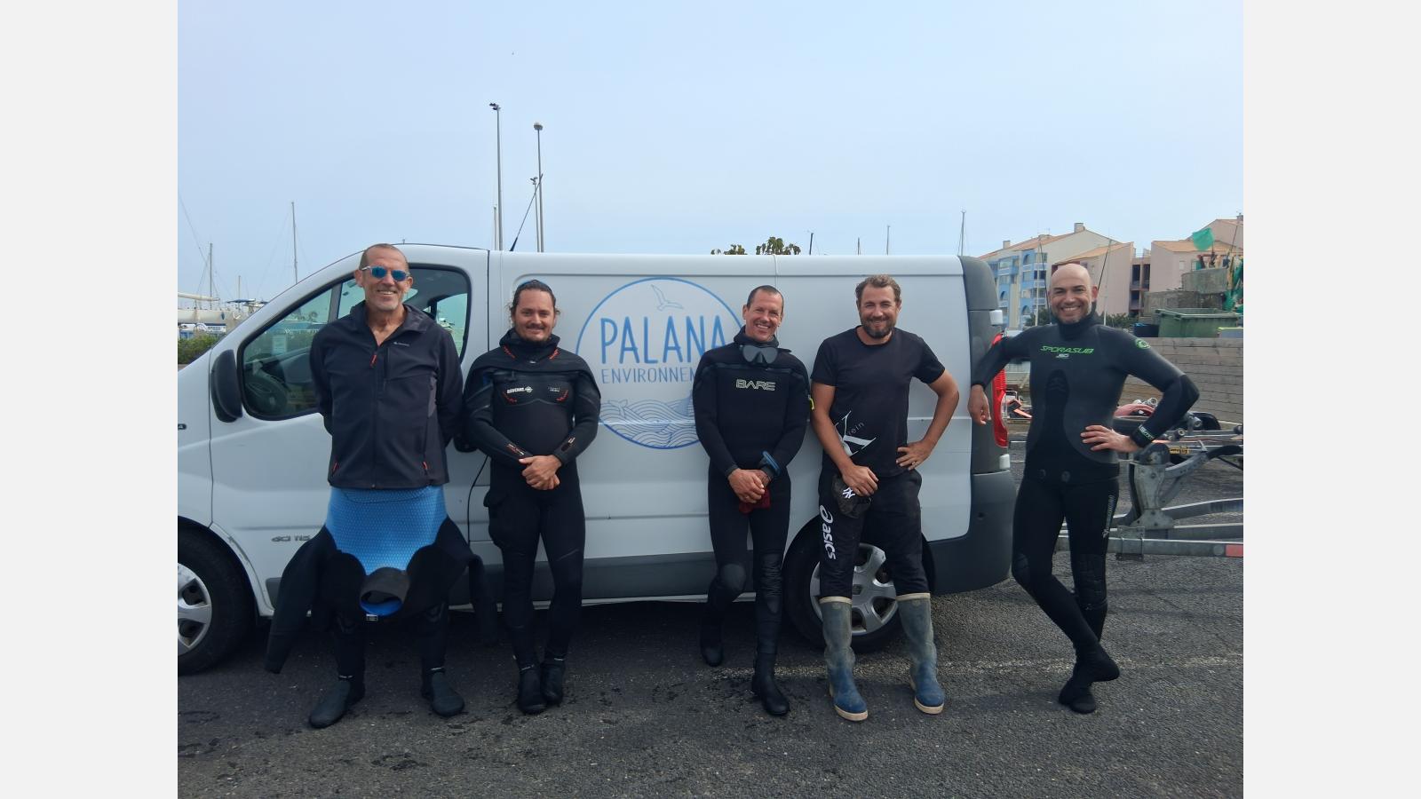 L'équipe de retrait (gauche à droite) : Bruno, Pablo et Jean (Palana Environnement), Laurent (pêcheur professionnel) et Elie (chasseur sous-marin)